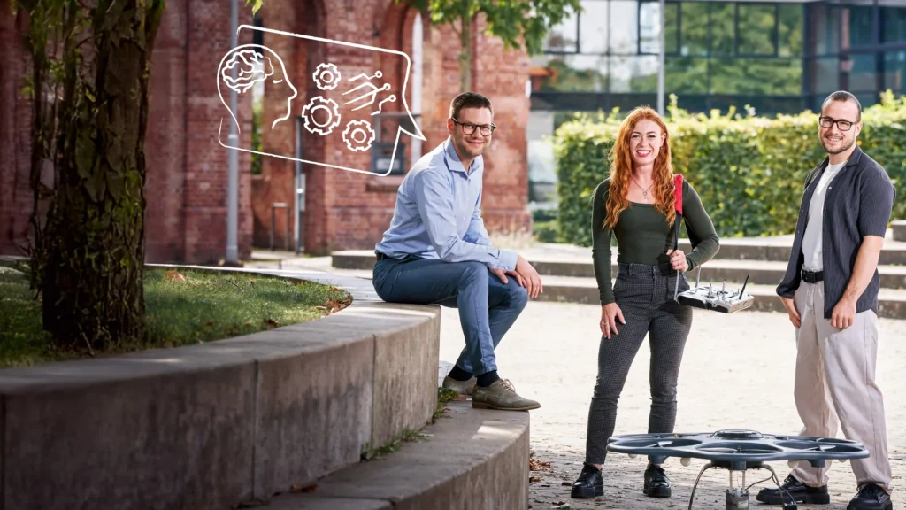Wissenschaftliche Mitarbeitende des Fachgebietes Mensch-Maschine-Systemtechnik der Universität Kassel mit einer Drohne auf dem Campus
